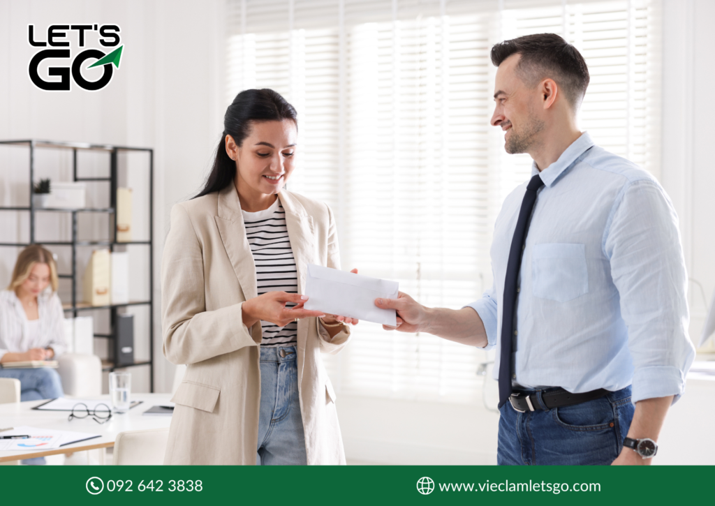 Dành 5–10% làm thiện nguyện hoặc hỗ trợ gia đình – giá trị tinh thần lớn hơn vật chất